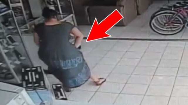 Elle a une technique très particulière pour voler une télévision dans un magasin