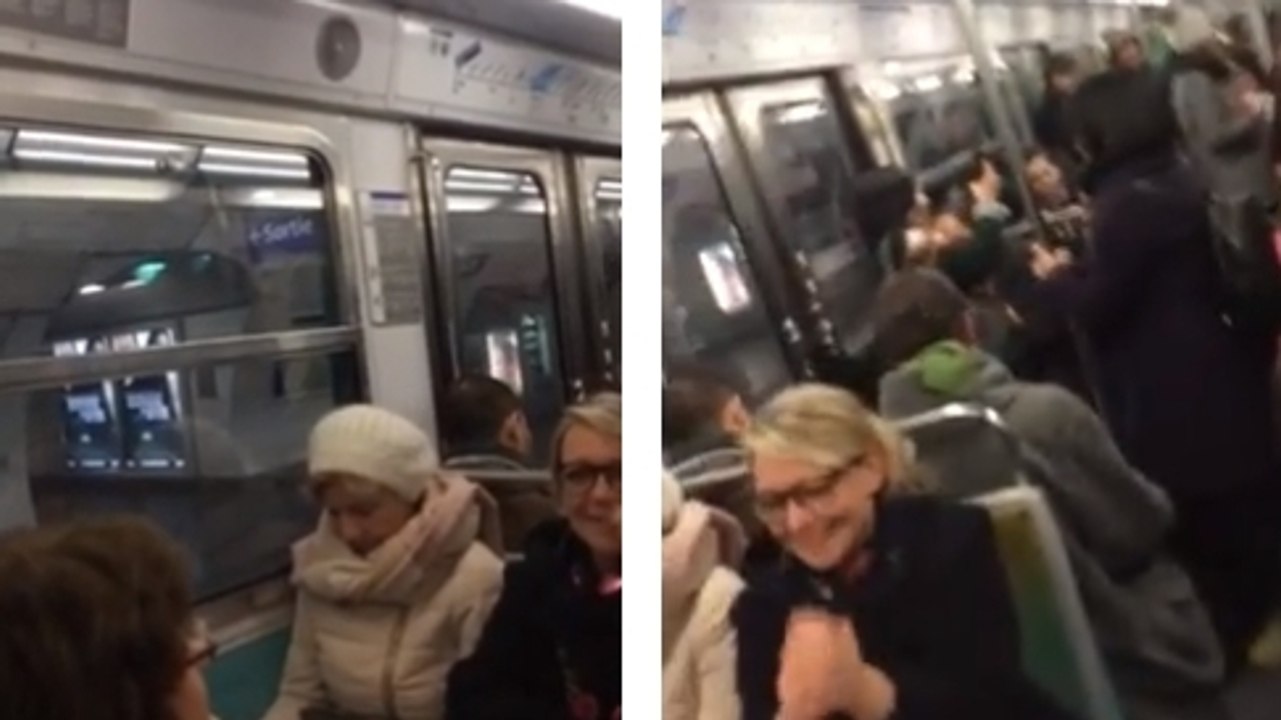 Le conducteur de métro chante pour faire patienter les voyageurs. Une scène hilarante
