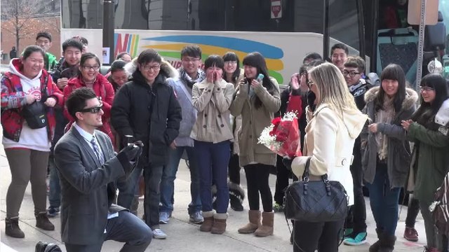 Cet homme demande sa copine en mariage sous les yeux des passants. Mais tout ne se passe pas comme prévu