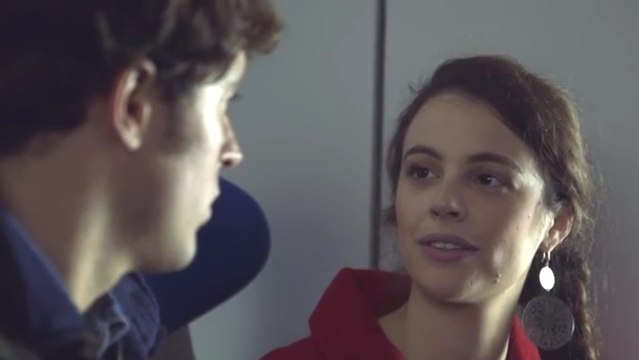 Tous les jours, ils se croisent dans le train. Et puis un jour, l'un des deux se lance...