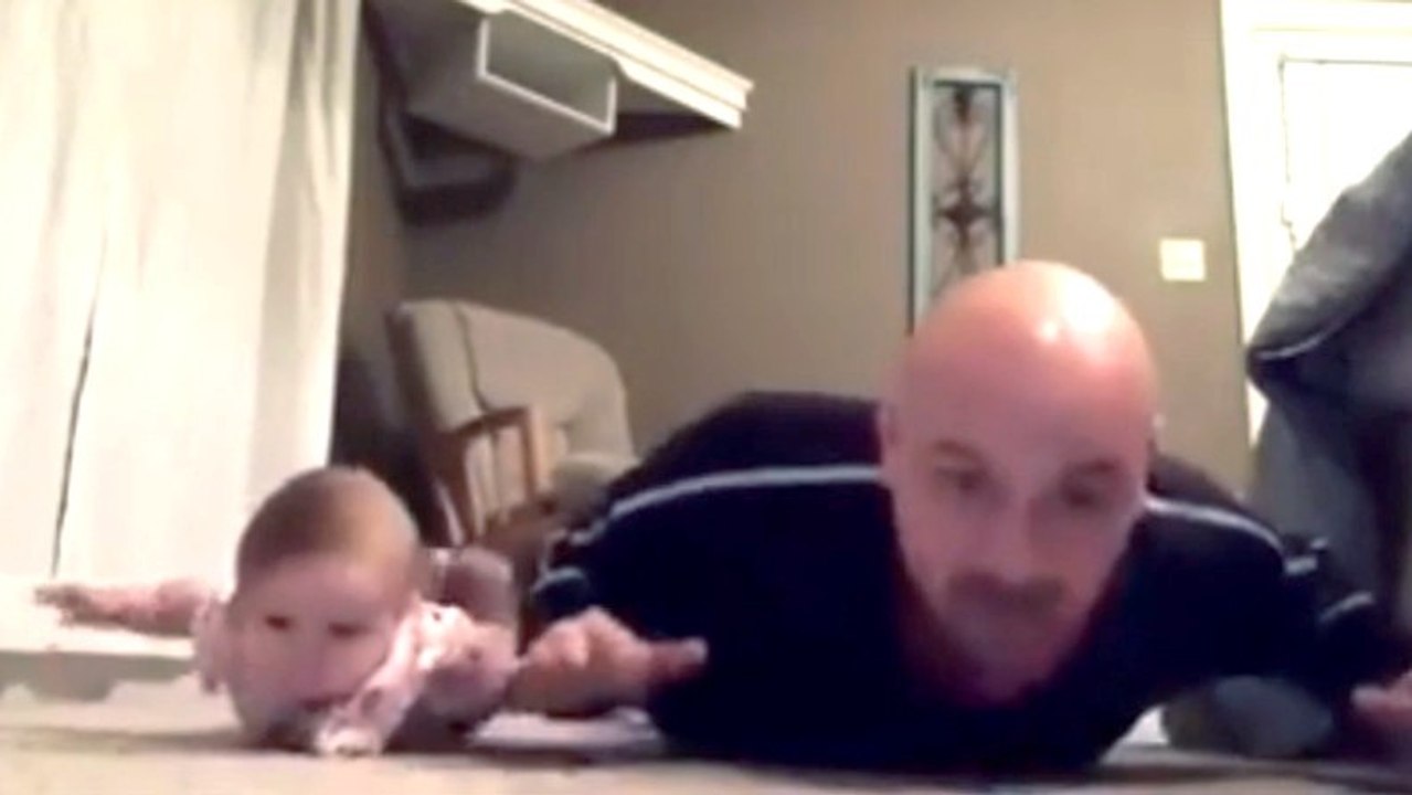 Ce papa adore faire du sport avec sa fille. Leur complicité est adorable