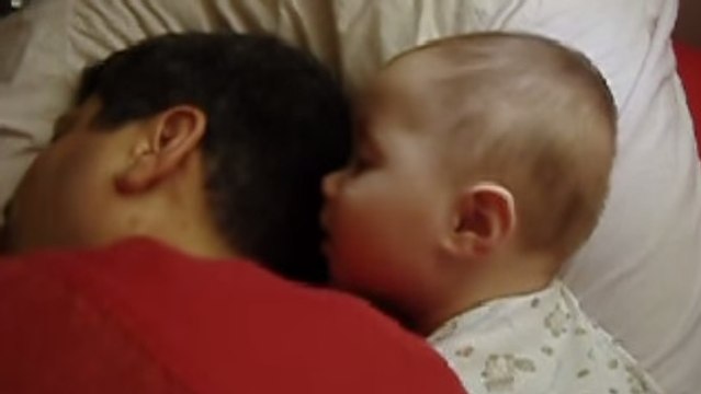 Une maman a demandé à son bébé de réveiller son papa. La façon dont il le fait est trop mignonne