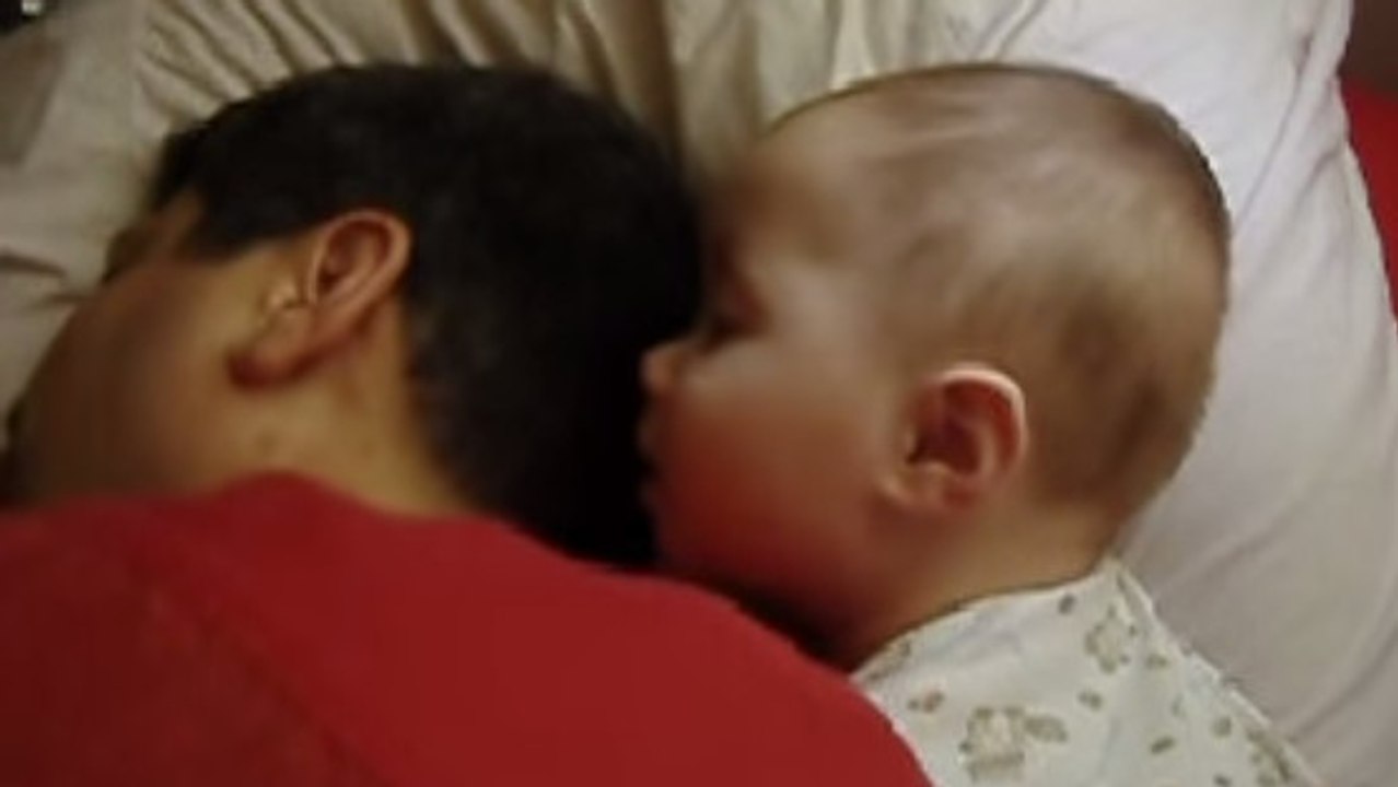 Une maman a demandé à son bébé de réveiller son papa. La façon dont il le fait est trop mignonne