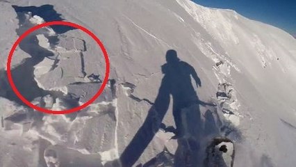 Cet homme s'est élancé pour une descente en snowboard. Mais ce qu'il filme va lui glacer le sang !