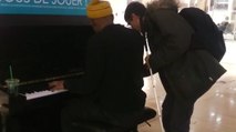 Ce mec jouait du piano dans une gare quand un jeune mal-voyant l'a rejoint. La suite est magique