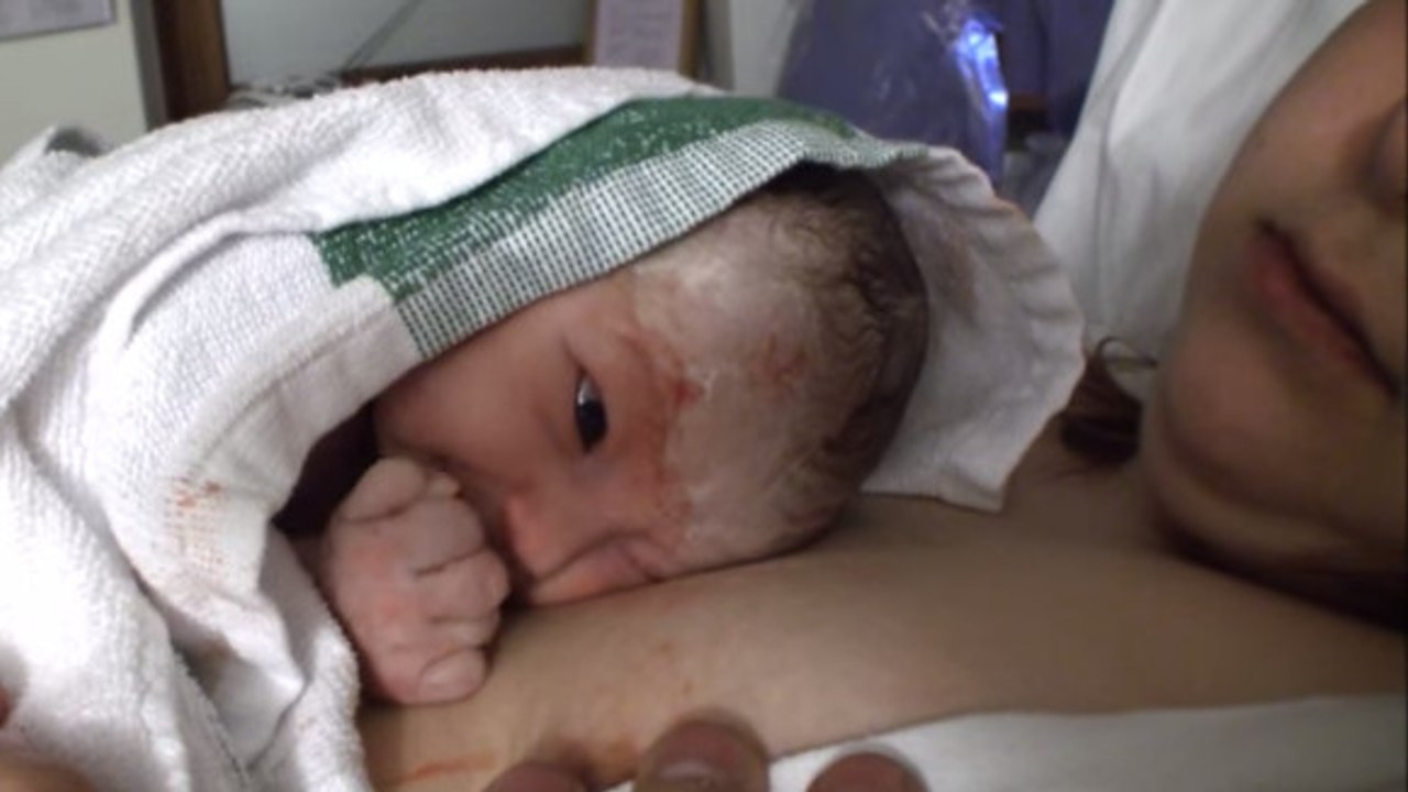 A peine née, cette petite fille a déjà un fort caractère. Ce que son papa a filmé est hilarant !