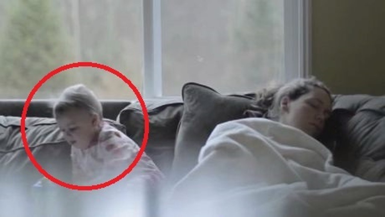 Cette maman est épuisée et vient de s'assoupir devant ses enfants. Leur réaction est magnifique !