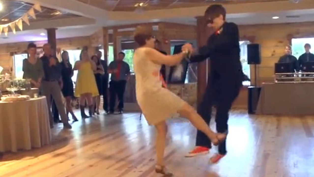 Lors de son mariage, il invite sa mère à danser. La suite est géniale !