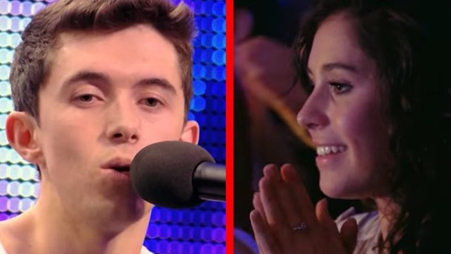 Il charme toute la salle avec une chanson dédiée à son amour secret. Émotion garantie