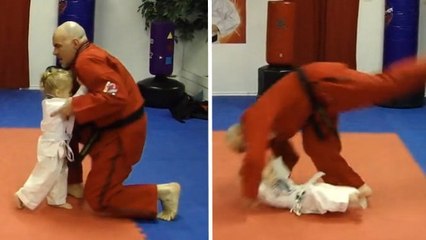 Cette petite fille est une vraie pro des arts martiaux. Enfin presque...