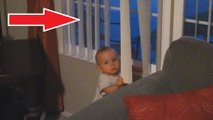 Ce bébé regarde par la fenêtre depuis longtemps mais sa mère a fini par découvrir ce qu'il attendait...
