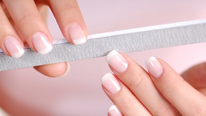 Voici la meilleure façon de faire une manucure de pro ! Le tout en quelques minutes seulement