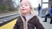 Cette petite fille voit un train pour la première fois. Sa réaction est adorable !