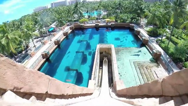 Ce toboggan aquatique va vous faire halluciner. Regardez la vidéo de cette incroyable descente