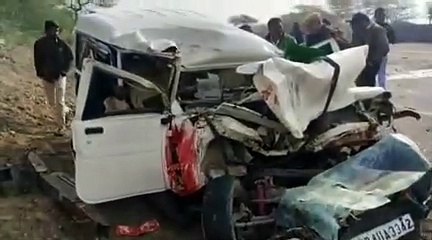 सडक़ हादसे में पति-पत्नी व मासूम बेटे की मौत