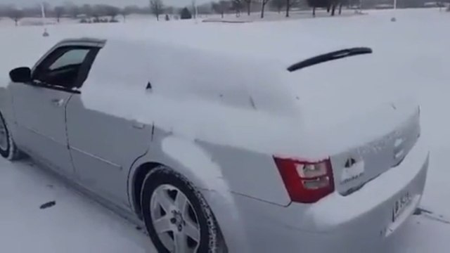 Voilà la technique parfaite pour déneiger sa voiture
