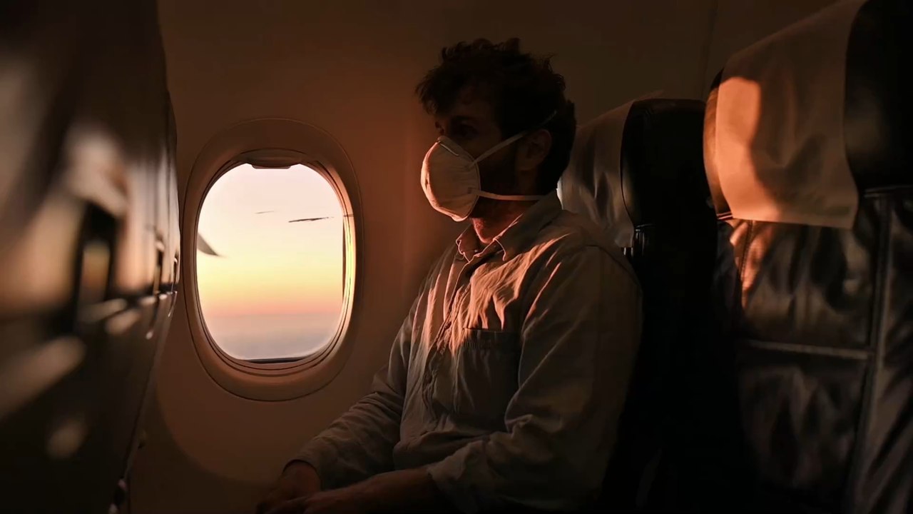 Notlandung und FBI-Einsatz: Frau rastet im Flugzeug komplett wegen Handy aus