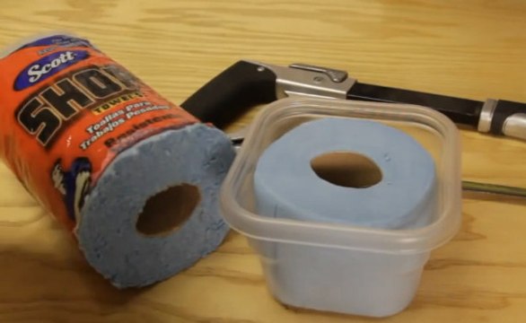 Cet homme a trouvé comment fabriquer ses propres lingettes désinfectantes. Et c'est super simple à faire !