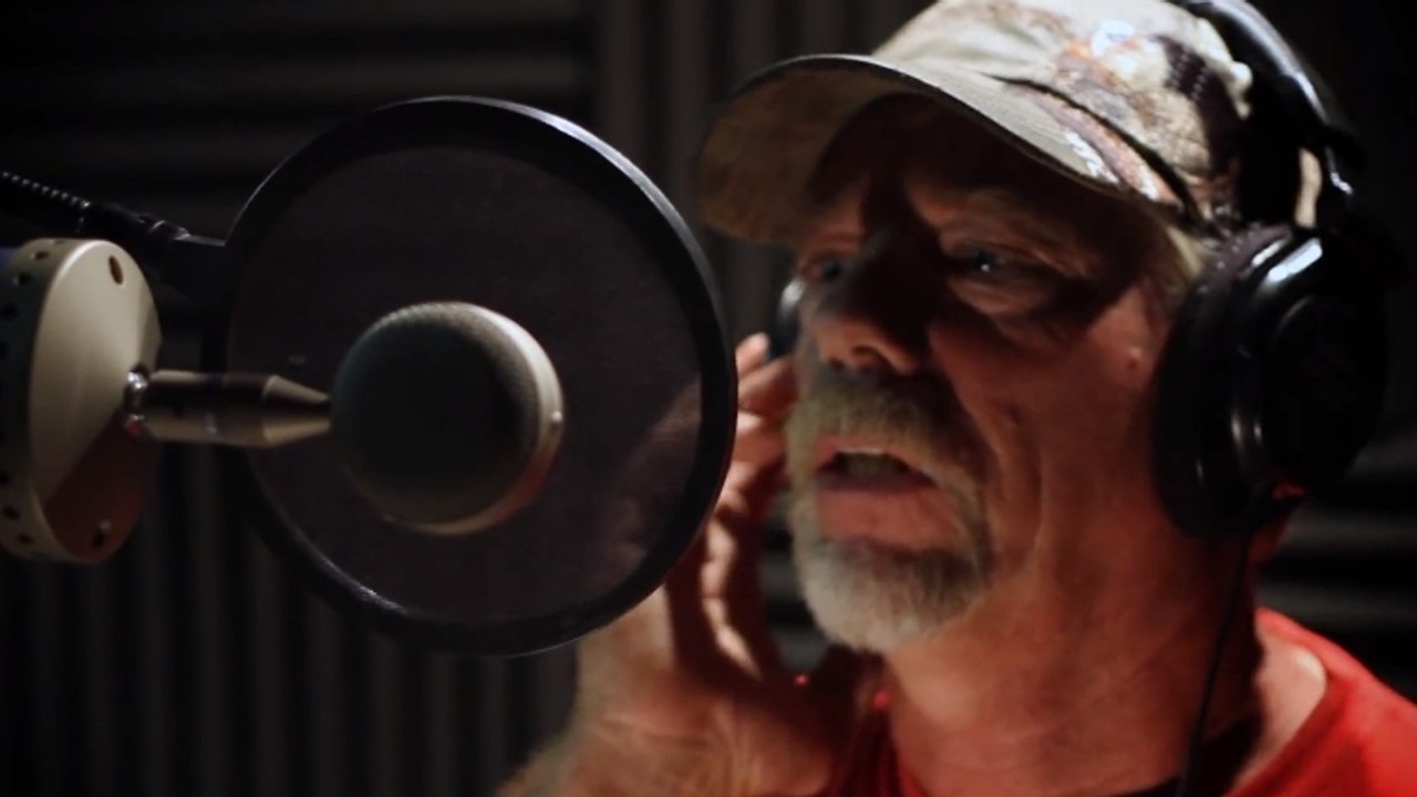 Un ami l'a convaincu de chanter pour la première fois. Le résultat est magique