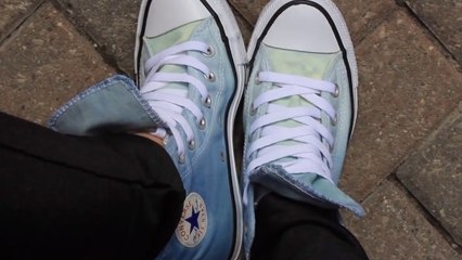Marre de vos baskets ? Donnez leur une seconde jeunesse avec un tie and dye maison