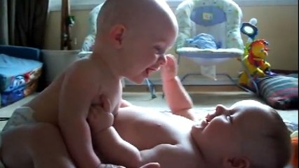 Ces deux jumeaux s'entendent déjà à merveille. Ils vont vous faire craquer