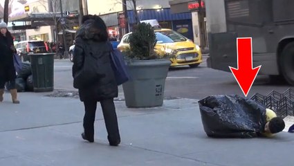 Un enfant SDF est allongé dans la rue. Qui lui viendra en aide ?