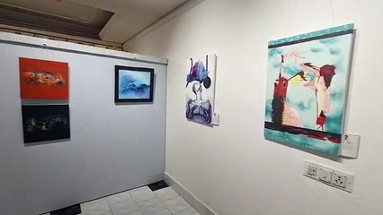 कैंसर पैशेंट्स की मदद के लिए लगाई पेंटिंग प्रदर्शनी