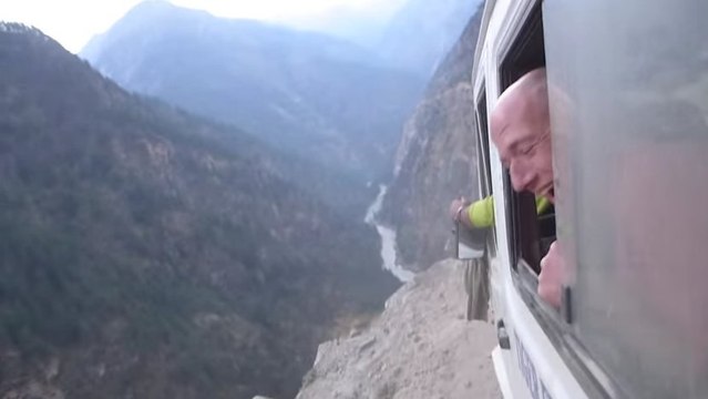 Cette route de l'Himalaya est la plus dangereuse du monde. Attention au vertige !