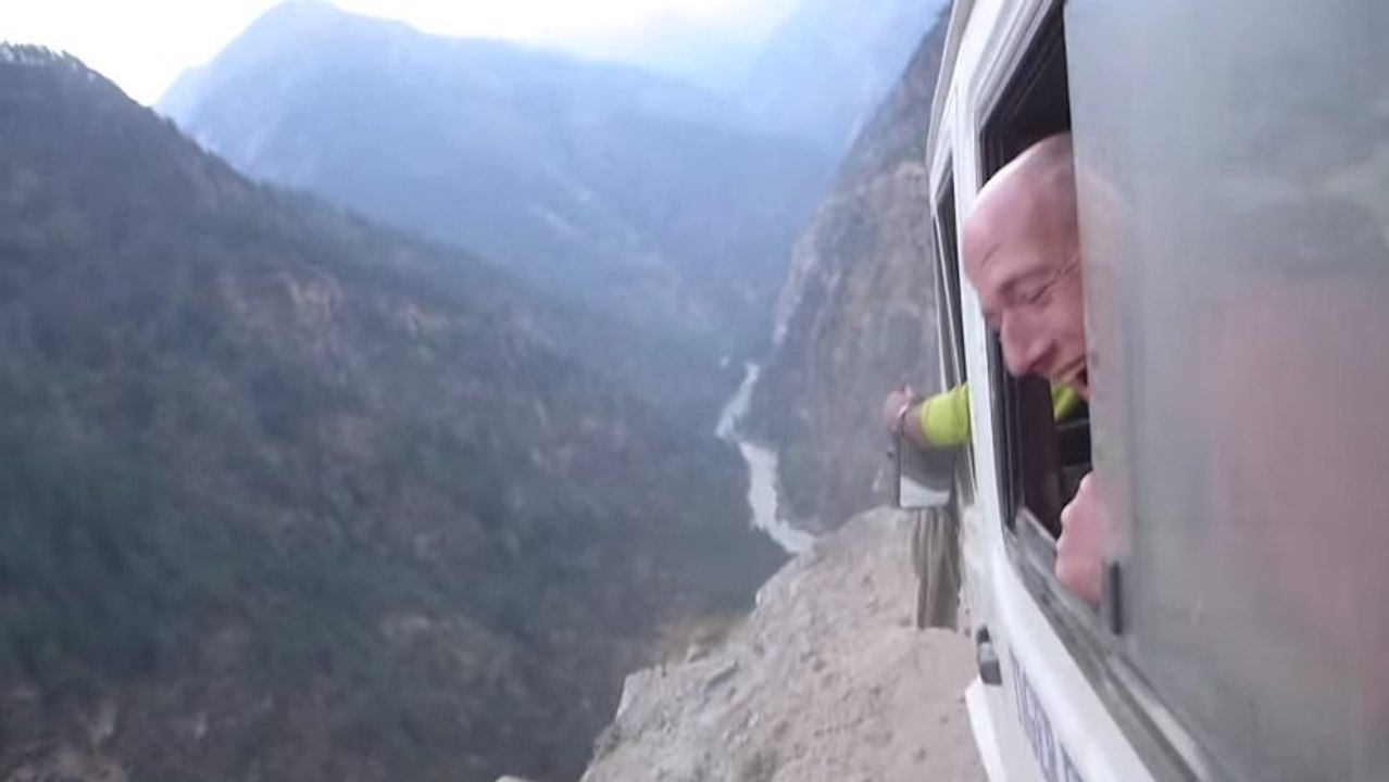 Cette route de l'Himalaya est la plus dangereuse du monde. Attention au vertige !