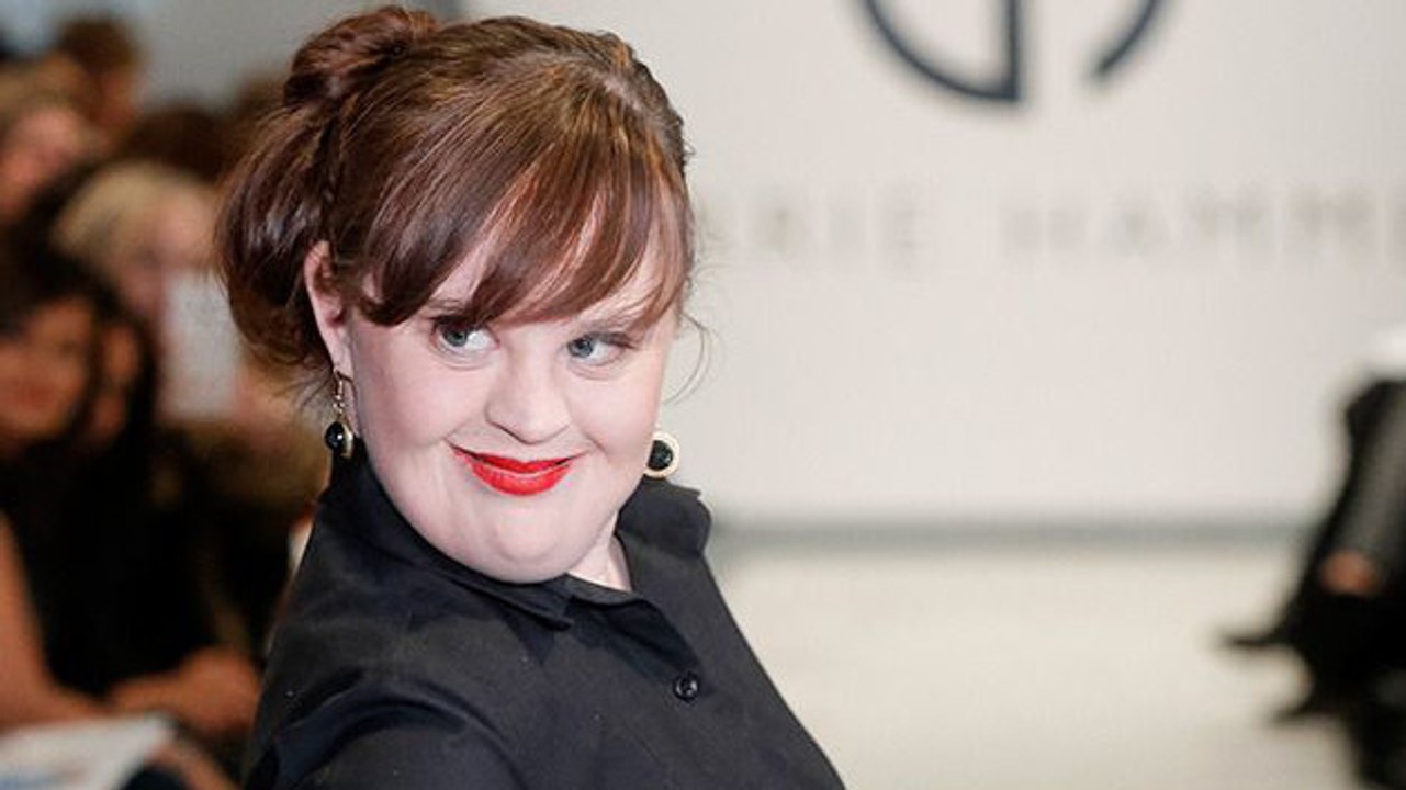 Une jeune femme atteinte de trisomie 21 défile pour la Fashion Week de New York