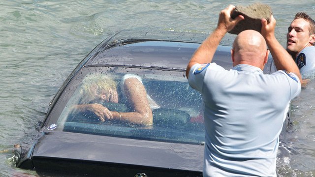 Ce policier a fait l'impossible pour sauver cette femme de la noyade. Un sauvetage héroïque