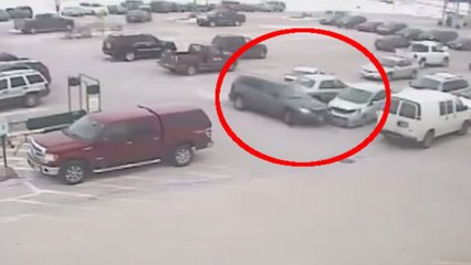 Ce conducteur veut quitter sa place de parking. Mais rien ne va se passer comme prévu