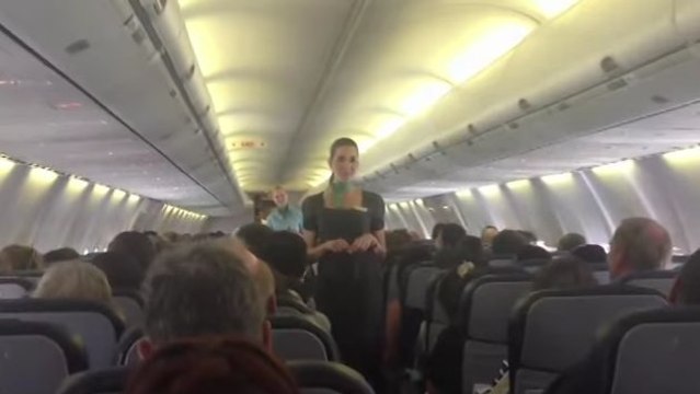 Les passagers de cet avion ont éclaté de rire quand le personnel de bord a donné ses consignes. Et il y a de quoi !