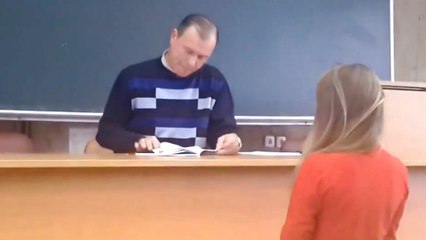 Ce prof fait quelque chose de vraiment bizarre quand il vérifie les devoirs des élèves