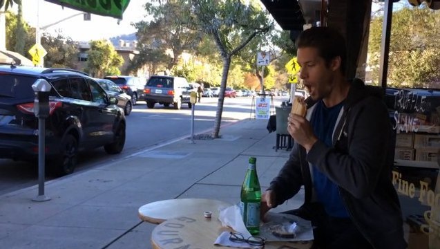 Ce danseur professionnel mange son sandwich comme un robot, et c'est génial