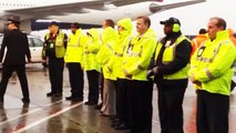 Les employés de l'aéroport ont fait un geste magnifique en voyant un cercueil sortir de l'avion