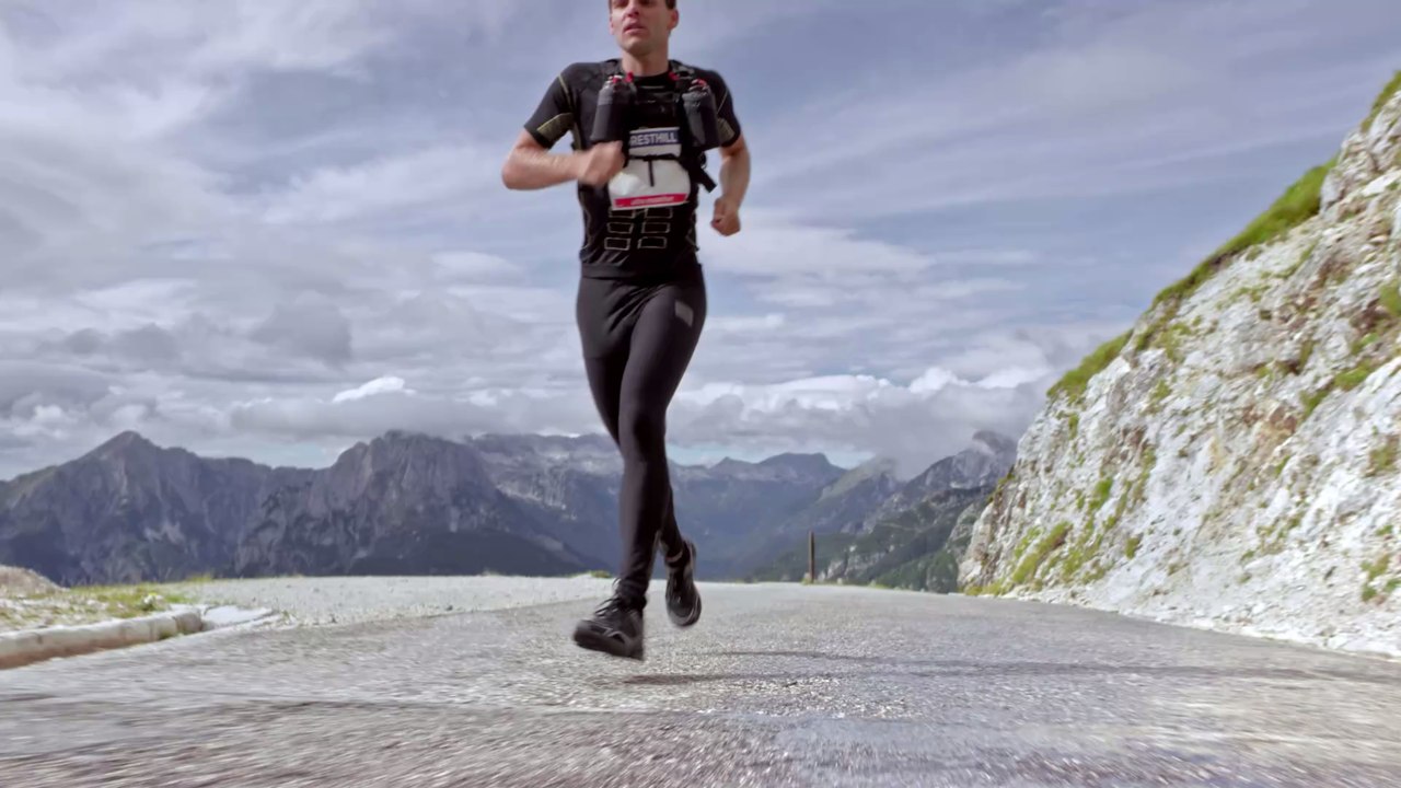 Sportsgeist: Dieser professionelle Läufer verliert absichtlich sein Rennen