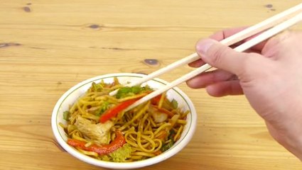 Vous n'arrivez pas à manger avec des baguettes ? Cette astuce va vous aider !