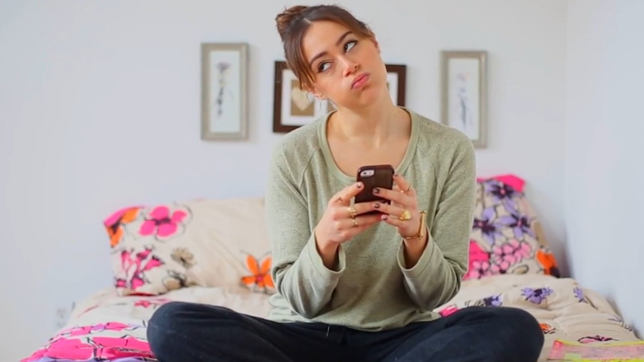 Voilà les étapes par lesquelles les filles passent quand elles attendent qu'un mec réponde à leur texto