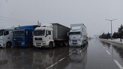 Konya-Antalya Karayolu kar nedeniyle trafiğe kapatıldı