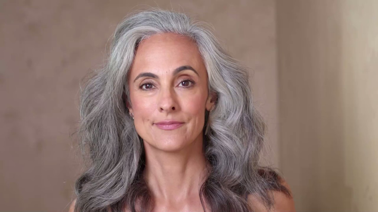 Du hast graue Strähnen? Unter bestimmten Bedingungen können sie wieder farbig werden