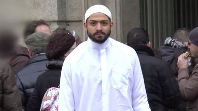 Un musulman en habits traditionnels marche cinq heures dans les rues de Milan