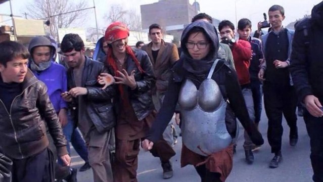 Une femme défile en armure dans les rues de Kaboul pour dénoncer le harcèlement