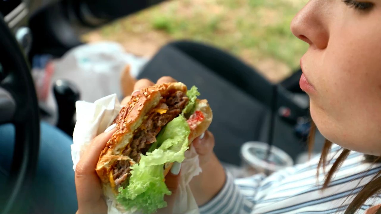 Studie zeigt: So kann man einen Burger essen, ohne dass etwas runterfällt