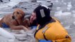 Ce chien allait se noyer dans une rivière gelée quand des hommes sont venus à son secours