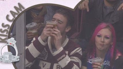 Ce mec a préféré embrasser sa bière plutôt que sa copine devant la kiss cam