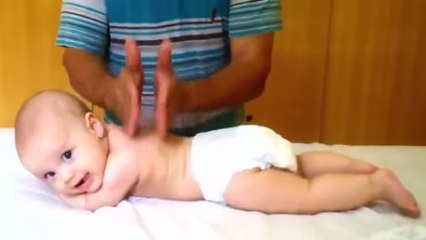 La réaction de ce bébé qui reçoit un massage est étonnante !