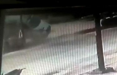 Aracın aydınlatma direğine çarpıp, karşı yola uçtuğu anlar kamerada