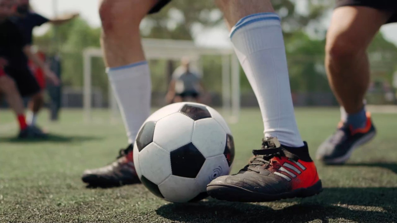 Risiko für Gehirnverletzungen beim Fußball: So gefährlich ist der Kopfball für die Profis!