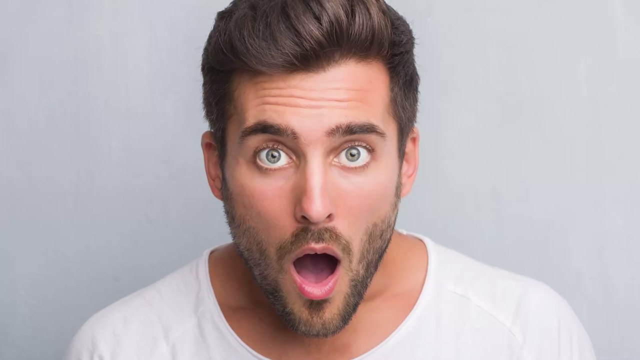 Gruseliges TikTok-Video zeigt, wie ein gigantischer Hai zwei ahnungslose Schwimmerinnen umkreist